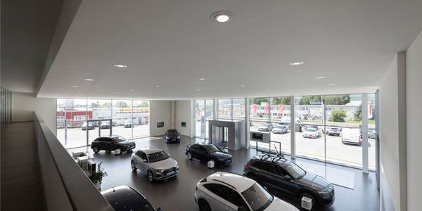 SLV NUMINOS® Downlight in einem Autohaus zur Sicherung der Grundbeleuchtung.