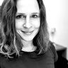 Portraitfoto in schwarz-weiß von Melanie Zimmermann, Innenarchitektin.