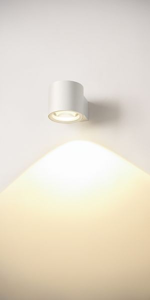 OCULUS Wandleuchte auf weißer Wand mit Lichtschein nach unten.