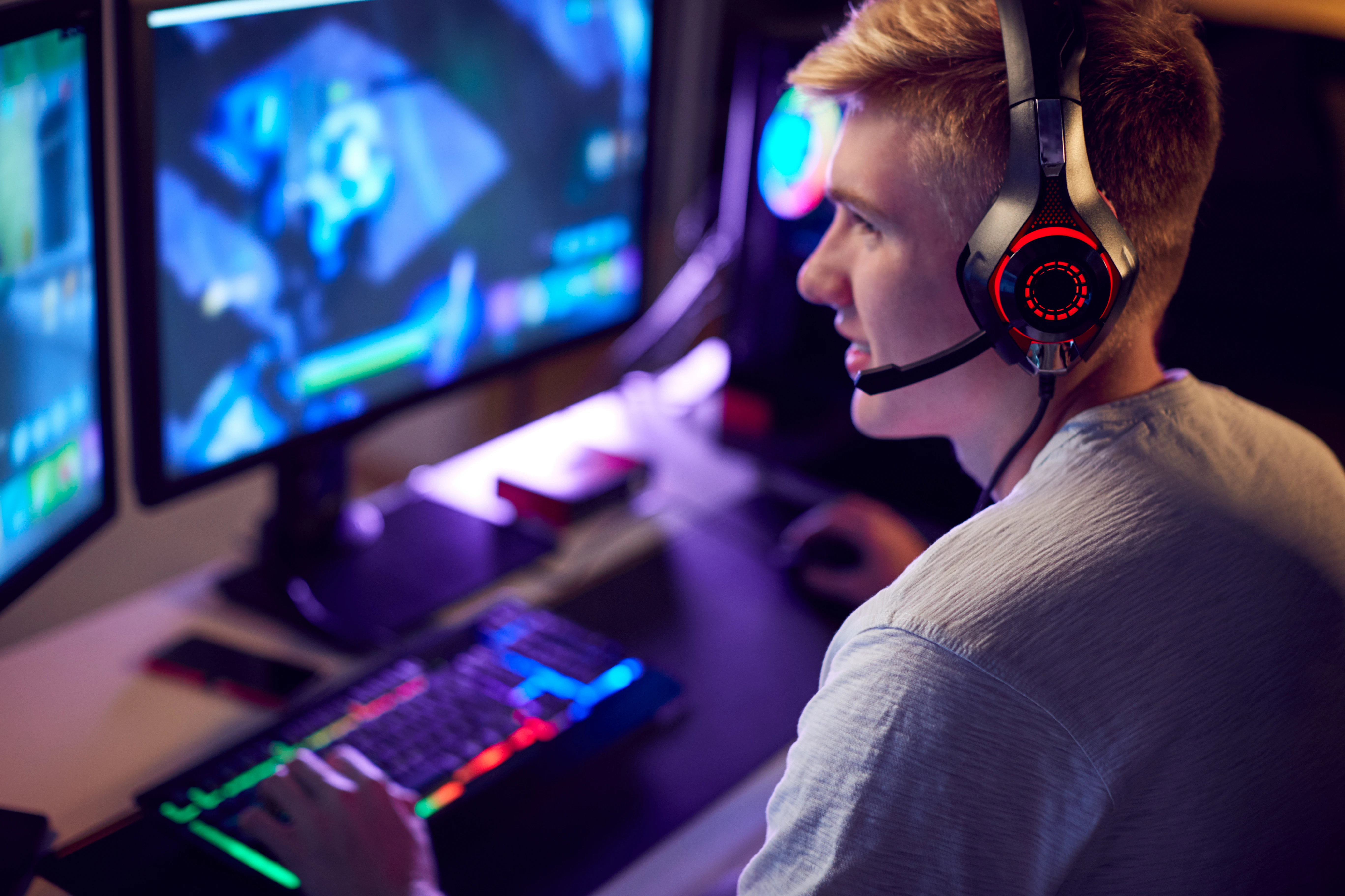 Dreng gamer på sin pc