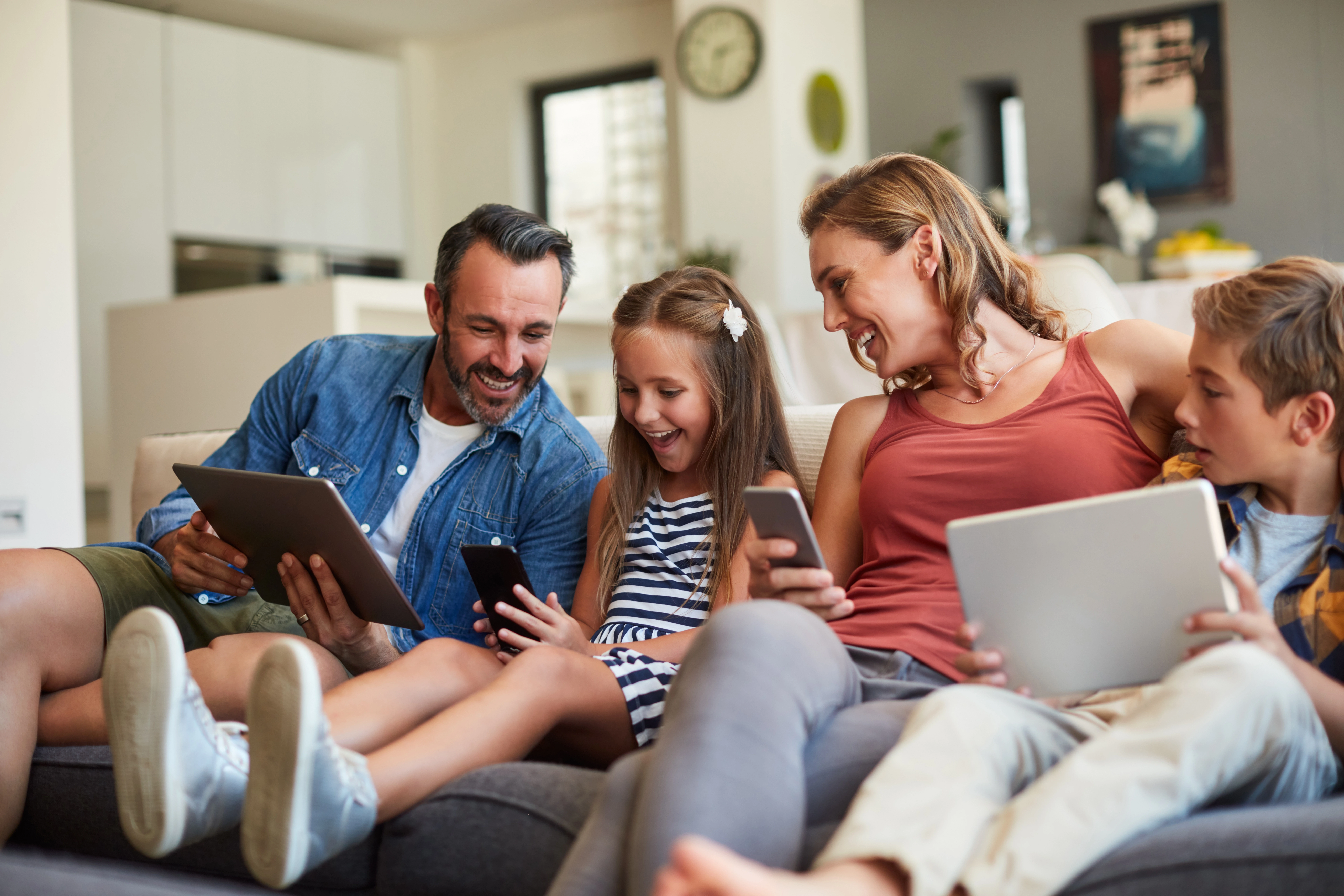 Familie surfer på internettet