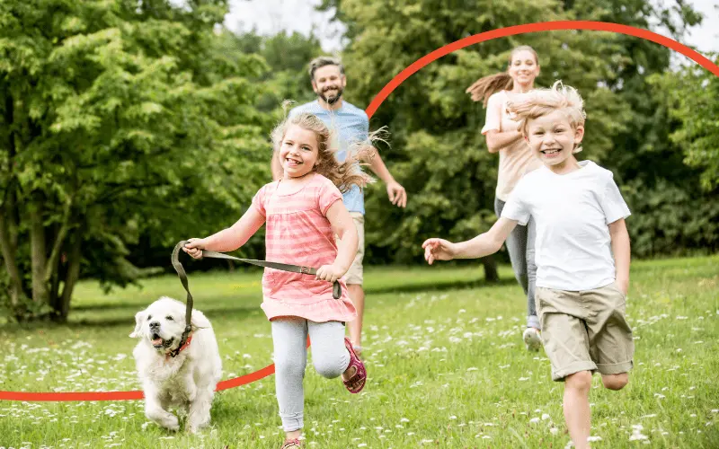 Familie løber udenfor i naturen