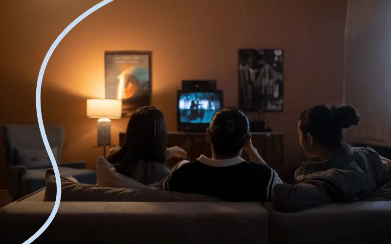 Venner streamer film i sofaen