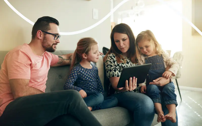 Familie streamer film p&aring; internettet