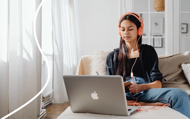 Pige studere på sin computer