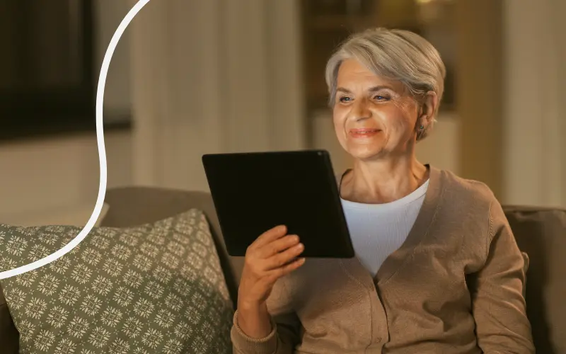 Kvinde ser tv p&aring; sin tablet