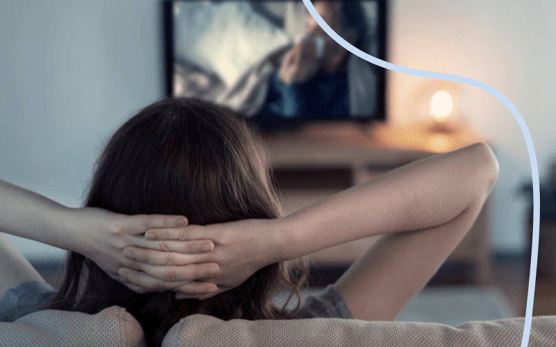 Kvinde streamer p&aring; sit tv