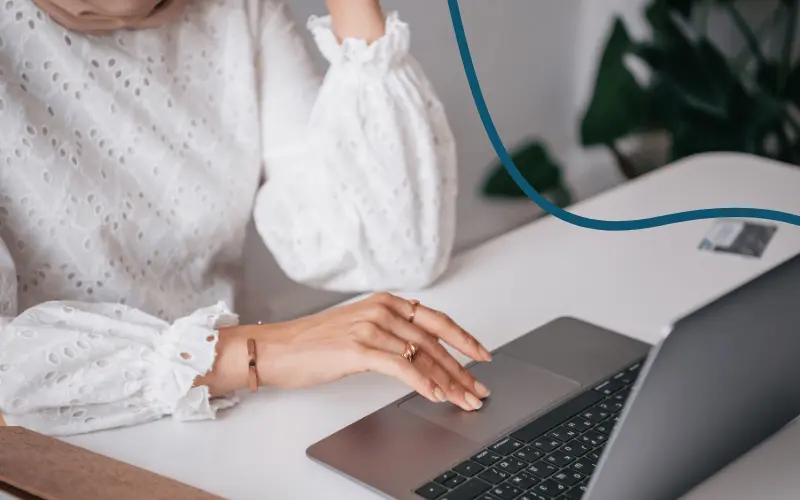 Kvinde arbejder ved sin computer