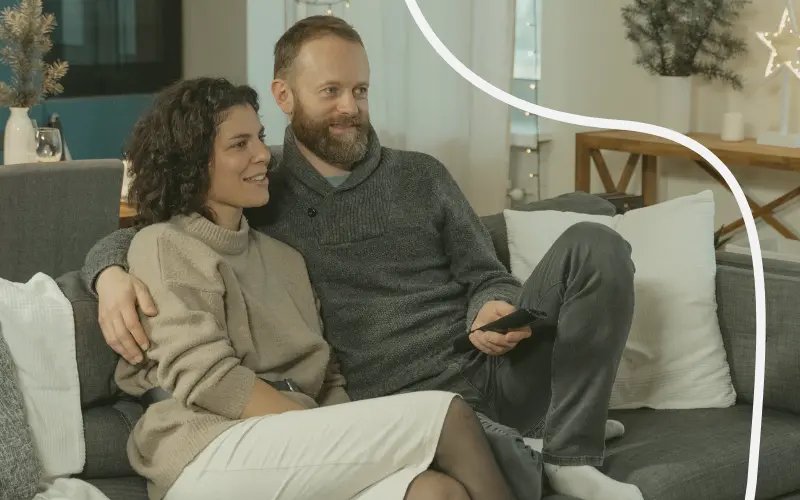 Mand og kvinde streamer i sofaen