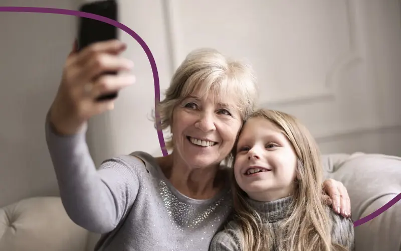 Ældre kvinde og barn tager en selfie
