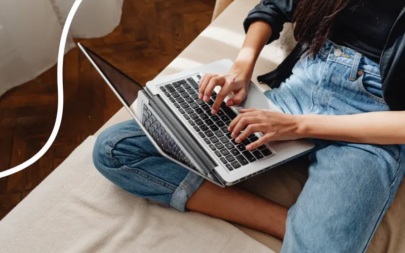 Kvinde surfer p&aring; internettet