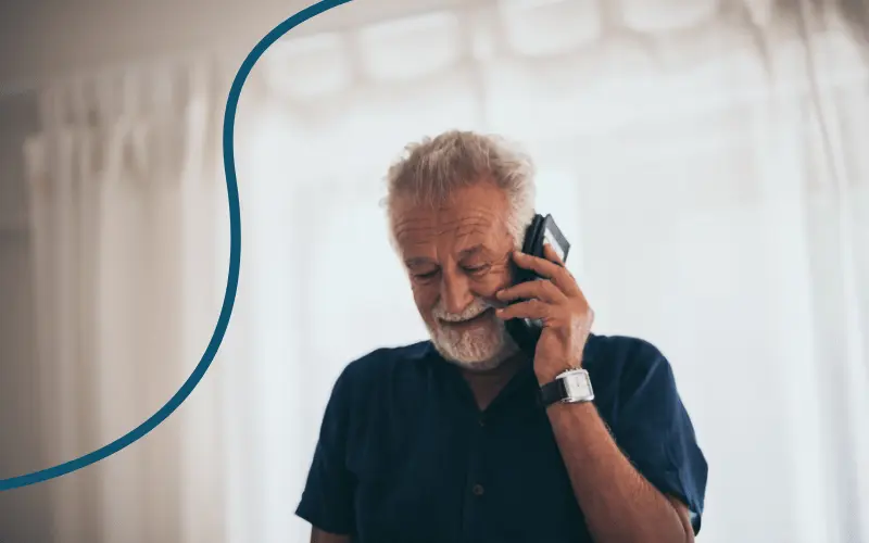 &AElig;ldre herre taler i sin mobil