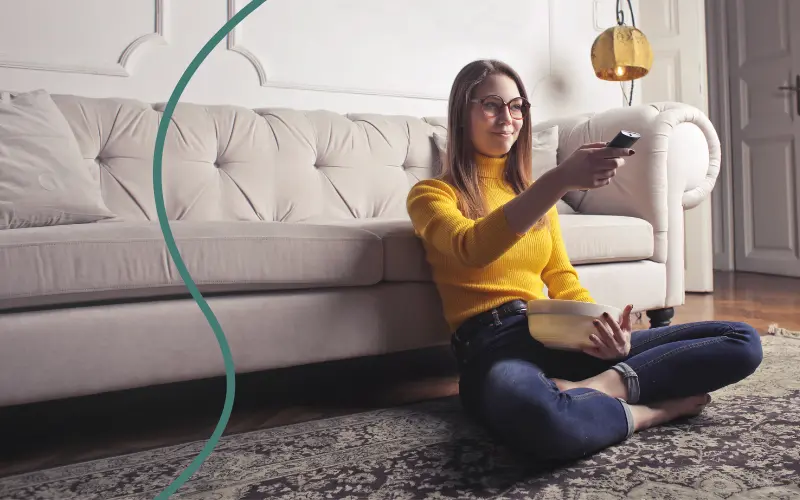 Kvinde streamer en film p&aring; sit fjernsyn