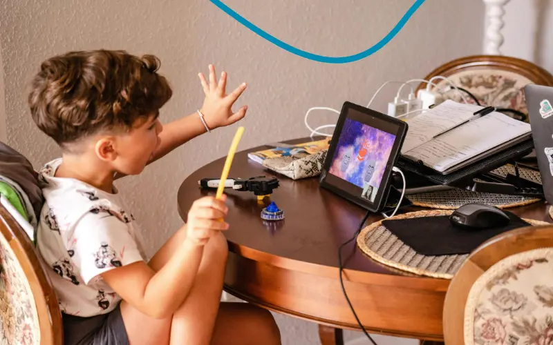 Dreng spiller online p&aring; Ipad