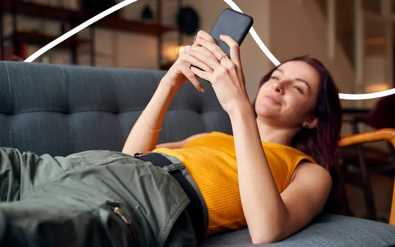 Kvinde bestiller internet over telefon