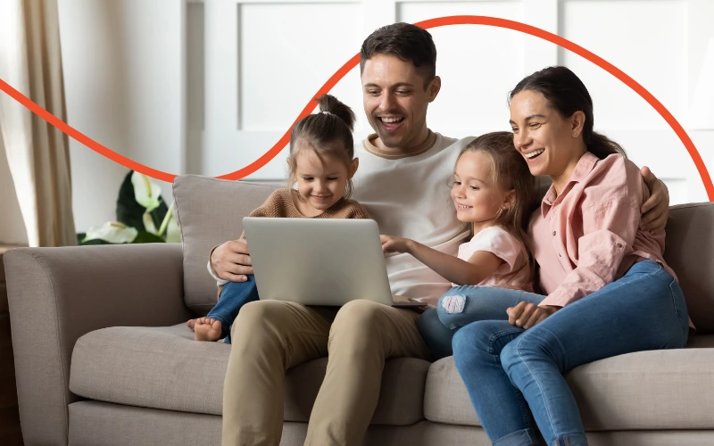 Familie streamer Prime Video i stuen