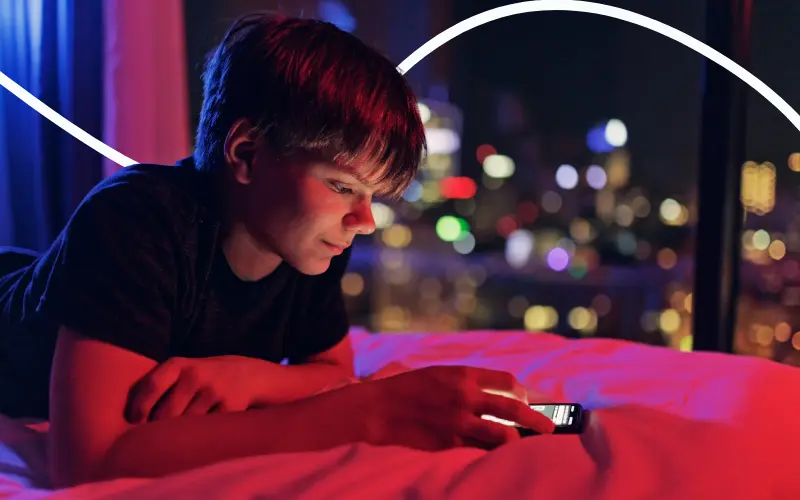 Dreng scroller p&aring; sin mobil