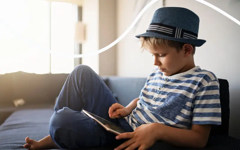 Dreng spiller p&aring; sin Ipad