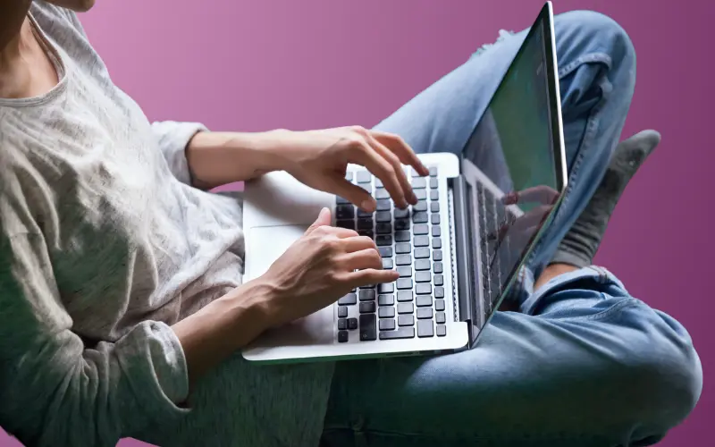 Kvinde arbejder på sin computer