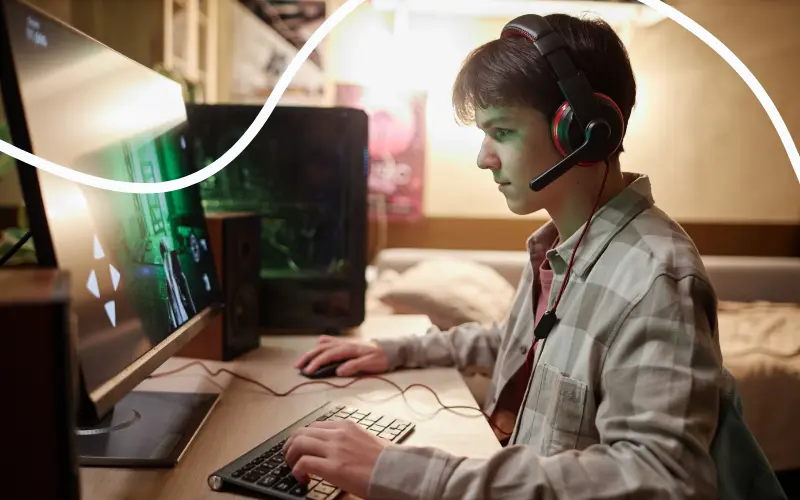 Dreng gamer p&aring; internettet