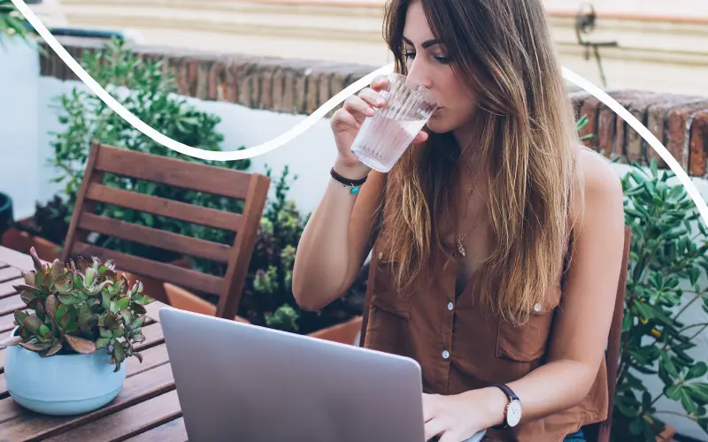 Kvinde arbejder p&aring; mobilt internet