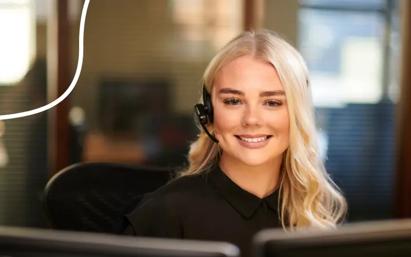 Kundeservicemedarbejder snakker i telefon