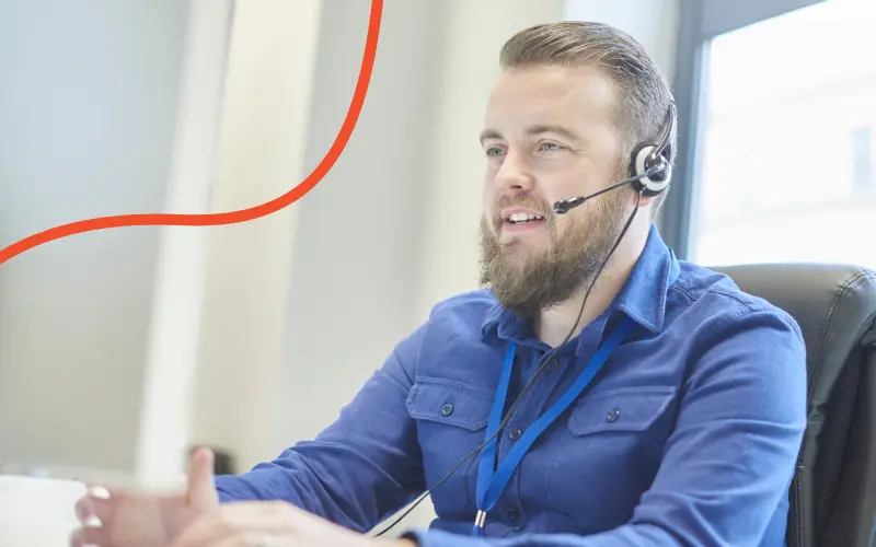 Kundeservicemedarbejder taler i telefon