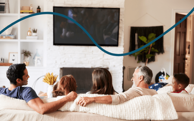 familie ser film i sofaen