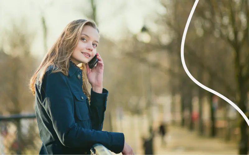 Kvinde taler i mobil