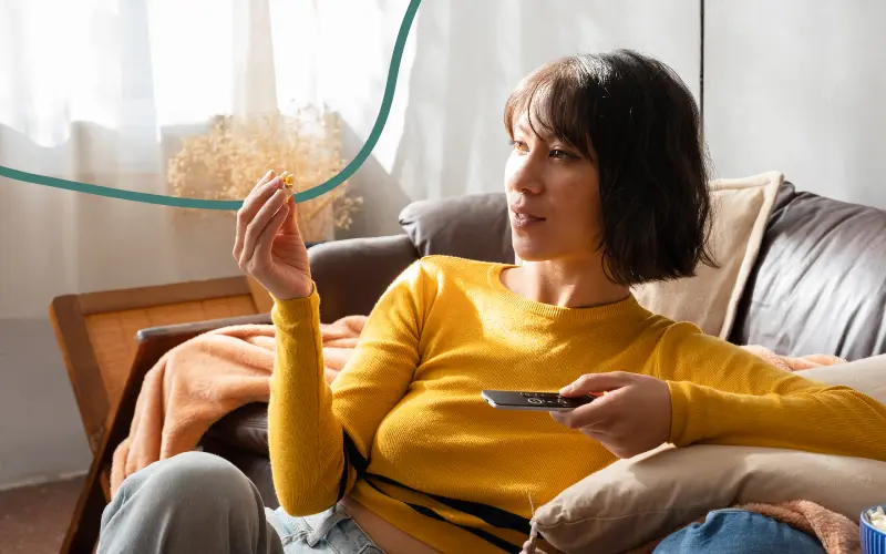 Kvinde ser film i sofaen
