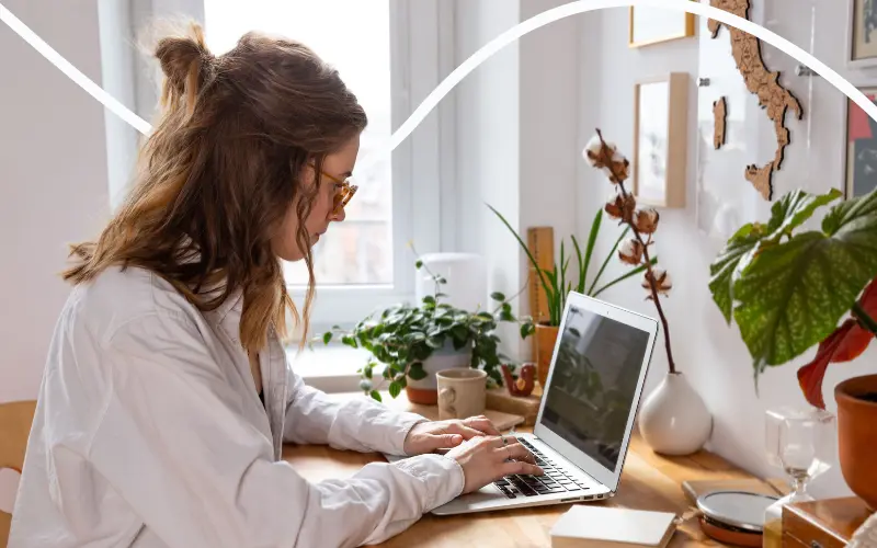 Kvinde surfer på internettet
