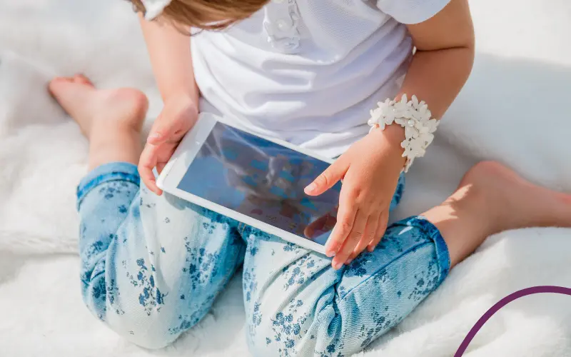 Barn spiller p&aring; nettet p&aring; sin Ipad