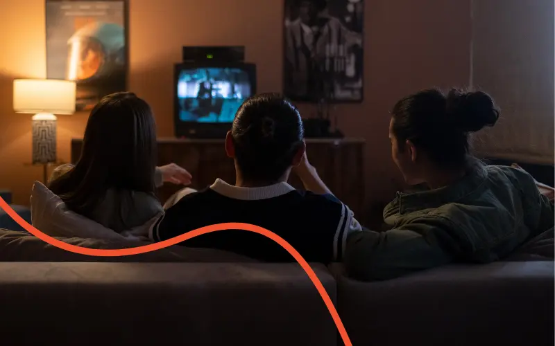 Venner ser en film i stuen