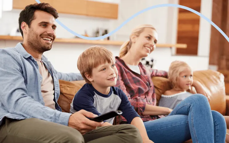 Familie streamer på deres tv