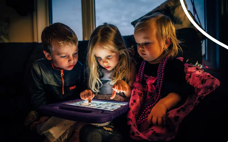 børn spiller sikkert på deres tablet