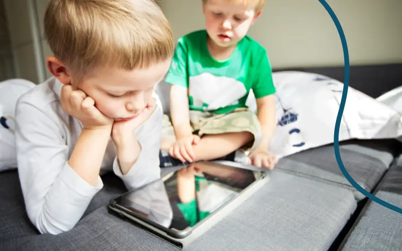 To drenge ser tv p&aring; deres tablet.