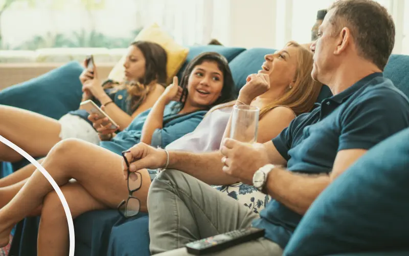Familie ser film i sofaen
