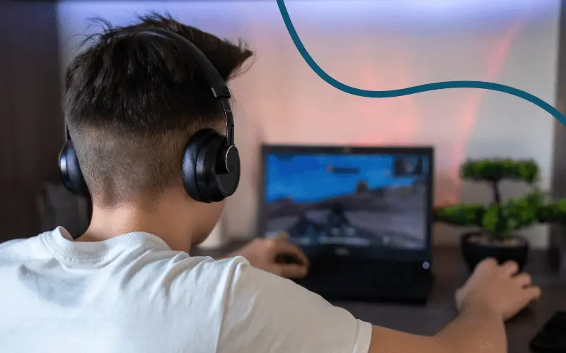Dreng gamer på sin pc