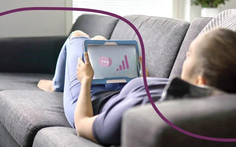 Kvinde i sofa med iPad