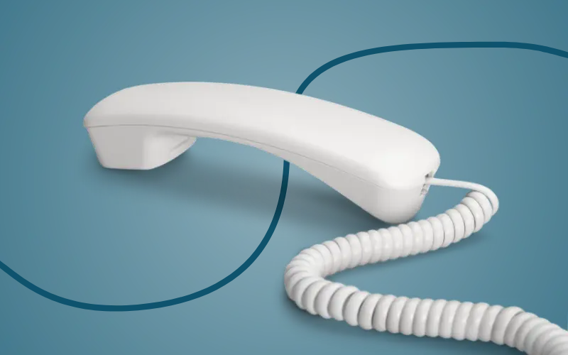 Fastnettelefon ligger ned med ryggen op ad