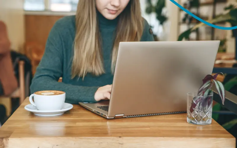Kvinde arbejder p&aring; sin Laptop p&aring; caf&eacute;