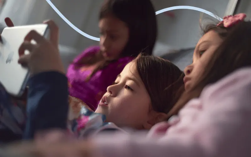 Sm&aring; b&oslash;rn spiller p&aring; Ipad sammen