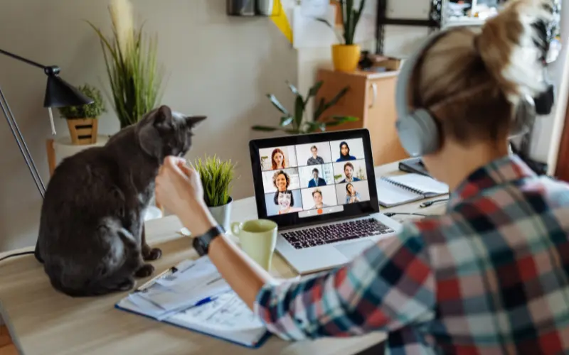 Kvinde arbejder hjemmefra