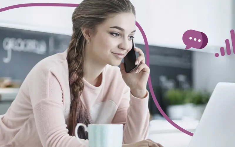 Kvinde snakker i telefon