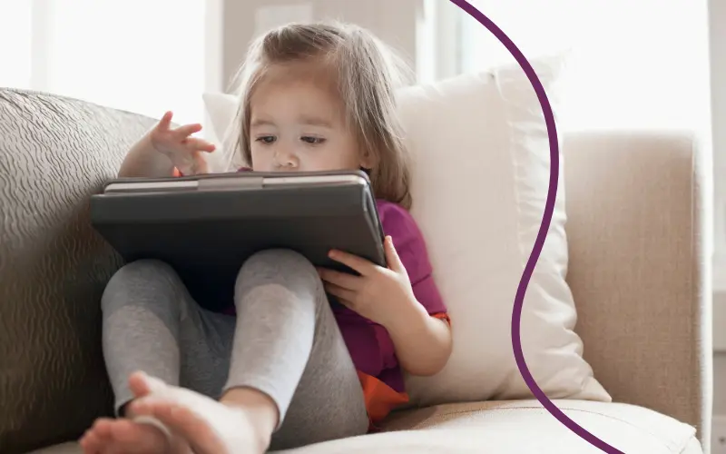 Pige streamer Allente tv på sin tablet