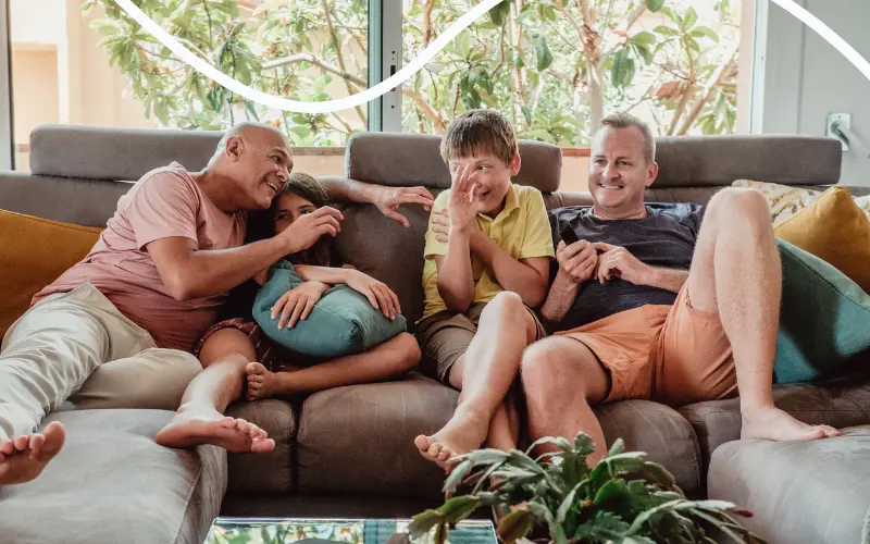 Familie streamer i stuen