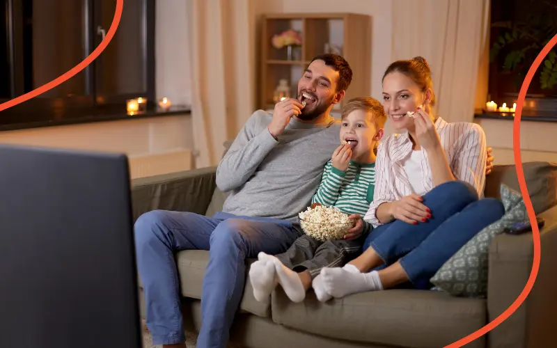 familie ser film i sofaen