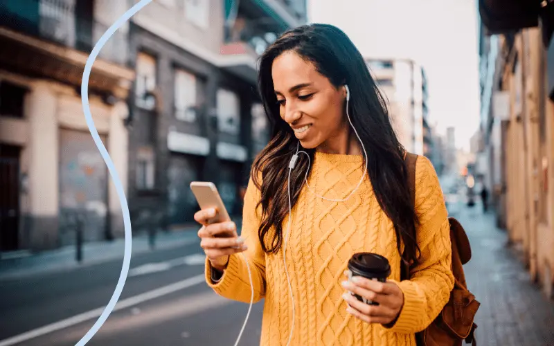 Ung kvinde skriver p&aring; sin mobil