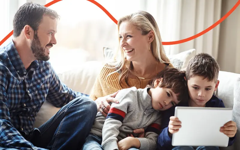 Familie streamer en film i stuen