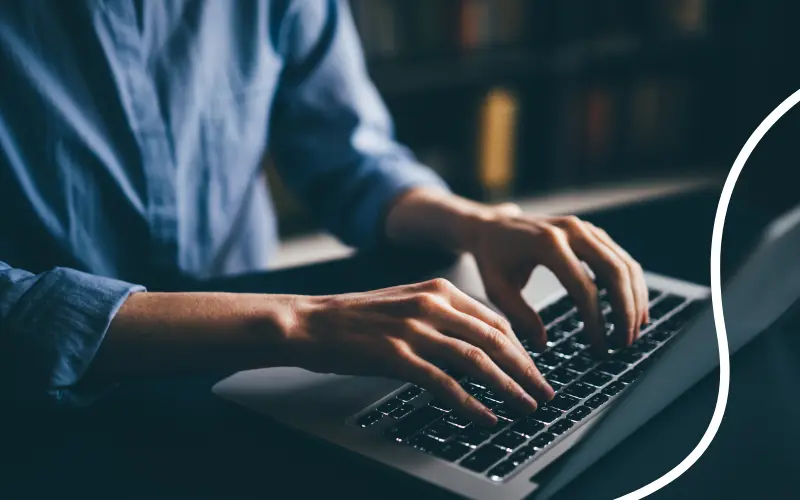Mand arbejder på sin laptop